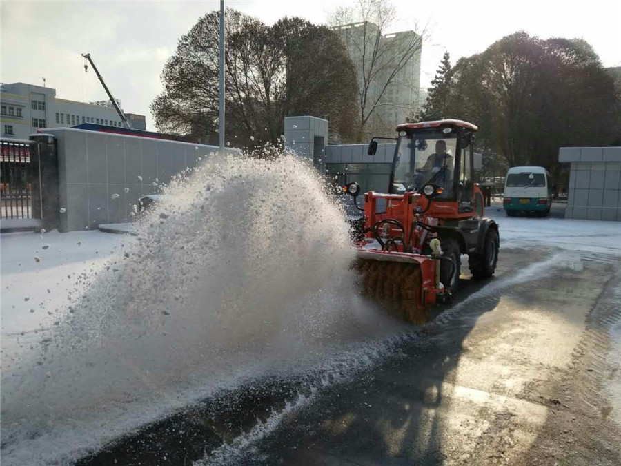 多功能滾刷式掃雪車